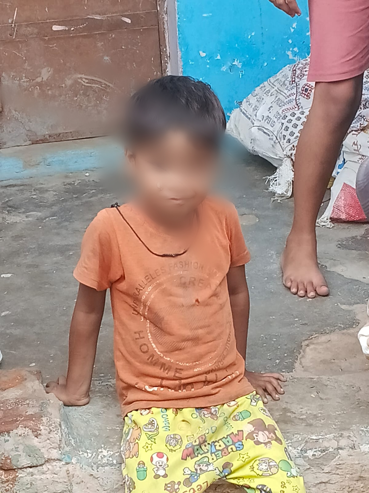 मुरैना के थाना कोतवाली क्षेत्र में घर की राह भटका 05 वर्षीय बालक, डायल-112 जवानों ने परिजन से मिलाया।